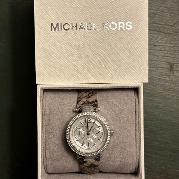 Michael Kors timepiece on snakeskin band. - Picture 4 of 6